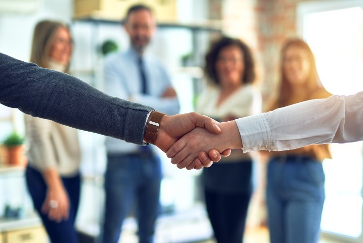 Profissionais em reunião de planejamento de contrato